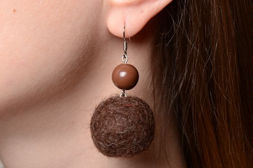 Pendientes originales de lana de fieltro con cuentas hechos a mano marrones  - MADEheart.com