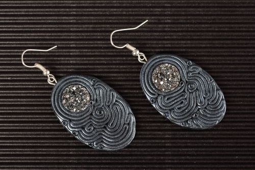 Orecchini belli in argilla polimerica fatti a mano accessorio in colore grigio - MADEheart.com