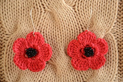 Pendientes trenzados de hilos con flores artesanales rojos bonitos - MADEheart.com