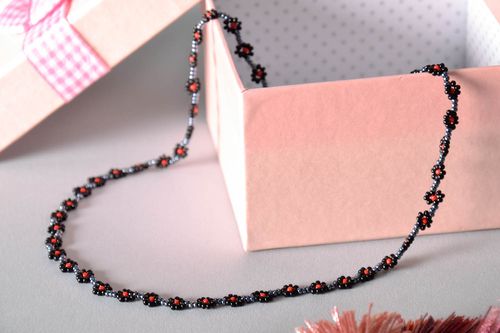Collar de abalorios rojos y negros - MADEheart.com