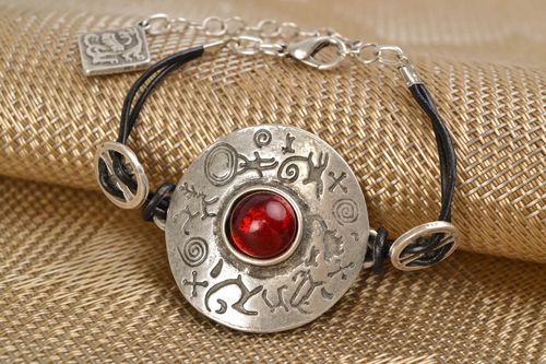 Bracelet en métal original avec cabochon rouge fait main Harmonie de vie - MADEheart.com