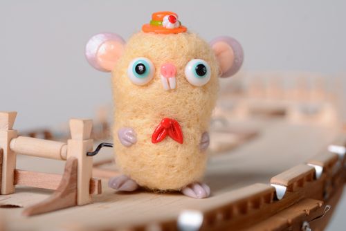 Juguete de fieltro en miniatura hecho a mano de lana y arcilla polimérica Ratón - MADEheart.com