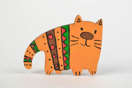 Broche hecho a mano de madera infantil con forma de gato  - MADEheart.com