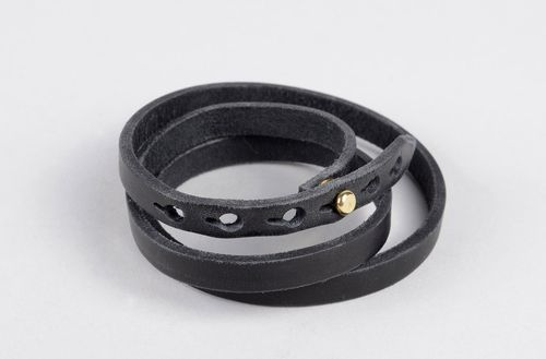 Bracelet plusieurs tours Bijou fait main en vrai cuir noir Cadeau insolite - MADEheart.com