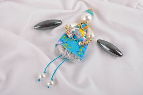 Broche hecho a mano con encaje y cuentas accesorio para ropa bisutería de mujer  - MADEheart.com