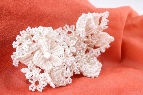 Broche artesanal têxtil branco para decoração da roupa   - MADEheart.com