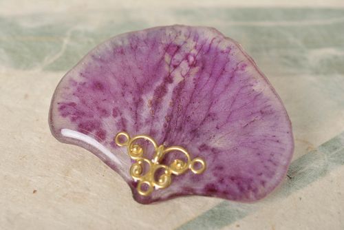 Beautiful handmade designer violet brooch with dried flowers and epoxy coating - MADEheart.com