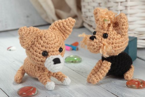Handmade Spielzeug Set gehäkelte Hunde Kuschel Tiere für Kinder 2 Stück - MADEheart.com