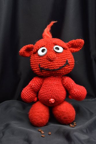 Peluche extra-terrestre souriant rouge tricotée au crochet faite main originale - MADEheart.com