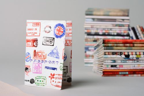 Protège-passeport en cuir artificiel avec imprimé original accessoire fait main - MADEheart.com