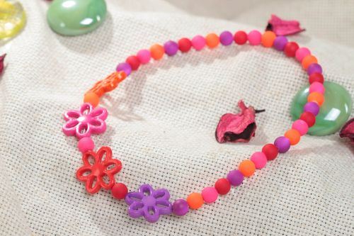Collier en perles plastiques fait main rose-violet avec fleurs pour enfant - MADEheart.com