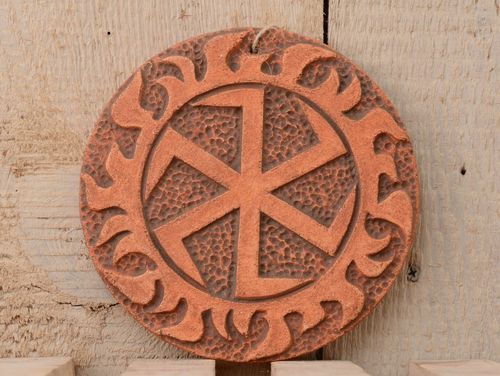 Prato -talismã redondo de argila feito à mão para decoração do interior em estilo étnico  - MADEheart.com