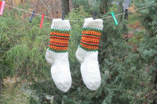 Homemade knitted wool socks - MADEheart.com