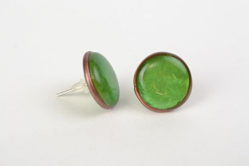 Handmade small epoxy resin stud earrings of round shape and green color - MADEheart.com
