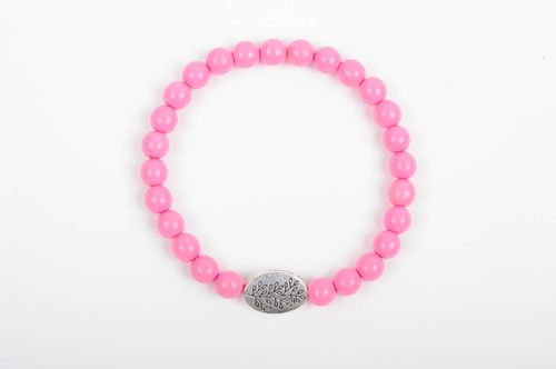 Bracelet rose perles en plastique accessoire de tous les jours fait main femme - MADEheart.com