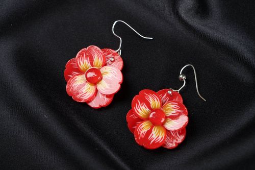 Boucles doreilles en pâte polymère Fleur rouge  - MADEheart.com