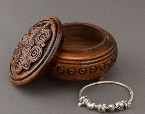 Scrignetto rotondo fatto a mano Cofanetto intagliato  Scrigno di legno  - MADEheart.com