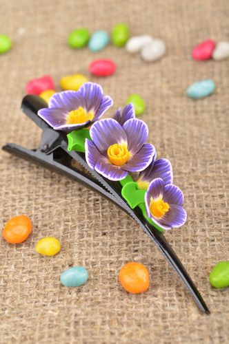 Pinza de pelo artesanal con flores de color violeta de arcilla polimérica  - MADEheart.com