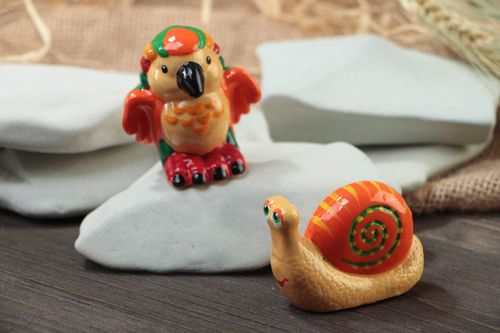 Kleine bunte handgemachte keramische Statuetten Eulen aus Gips 2 Stück - MADEheart.com