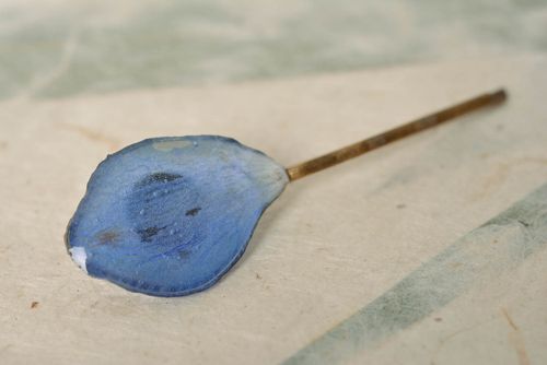 Horquilla para el pelo de metal con flor seca en resina epoxi hecha a mano - MADEheart.com