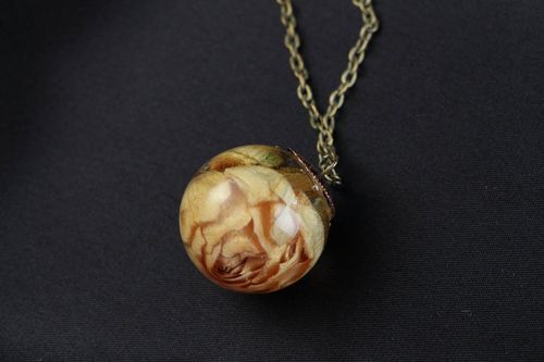Pendant with a yellow rose - MADEheart.com