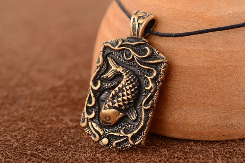 Pendentif de bronze rectangulaire fait main original avec poisson pour femme  - MADEheart.com