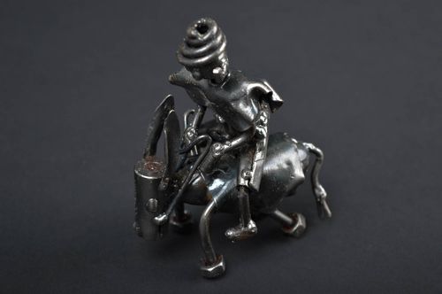 Decoro da casa fatto a mano figurina simpatica a forma di cavaliere di metallo - MADEheart.com