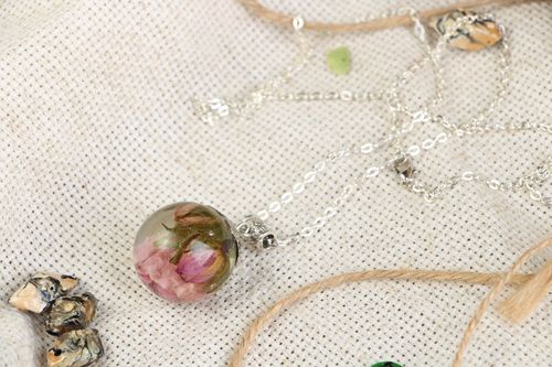 Pingente com botão de rosa para pescoço acessórios artesanais de resina epóxi - MADEheart.com