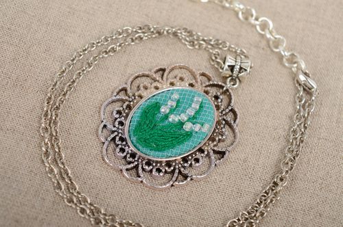 Pendentif vintage avec broderie en perles de rocaille de style rococo - MADEheart.com