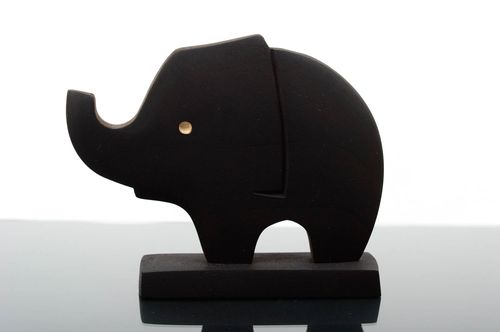 Черная статуэтка из древесины ясеня ручной работы в виде слоника симпатичная - MADEheart.com