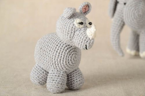 Peluche rhinocéros faite main Jouet tricoté en coton au crochet Cadeau enfant - MADEheart.com