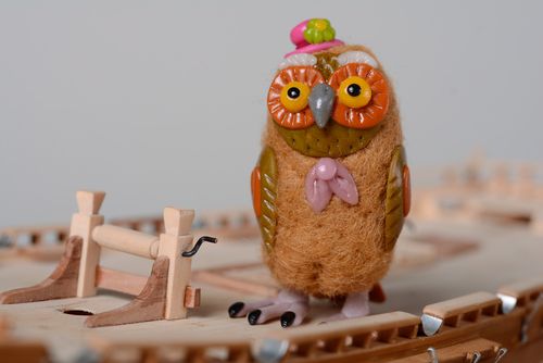 Muñeco de fieltro de lana natural hecho a mano regalo original decorativo  - MADEheart.com