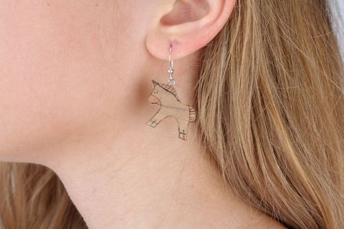 Pendientes artesanales en forma de caballos - MADEheart.com