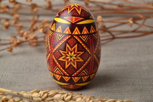 Oeuf de Pâques peint à laniline et cire aux motifs traditionnels pysanka - MADEheart.com