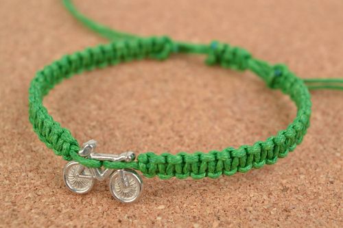 Bracelet tressé en fils de coton avec pendentif vélo unisexe vert fait main - MADEheart.com