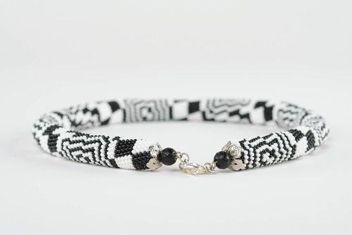 Collier en perles de rocaille Échiquier fait à la main - MADEheart.com