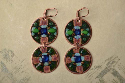 Pendientes redondos de cobre hechos a mano pintados con esmaltes - MADEheart.com