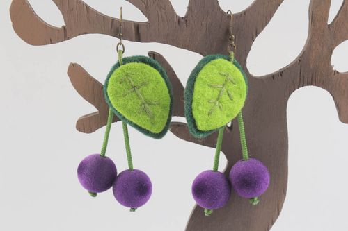 Brincos compridos originais de feltro e lã em técnica de feltragem acessório feminino feito à mão  Cerejas - MADEheart.com