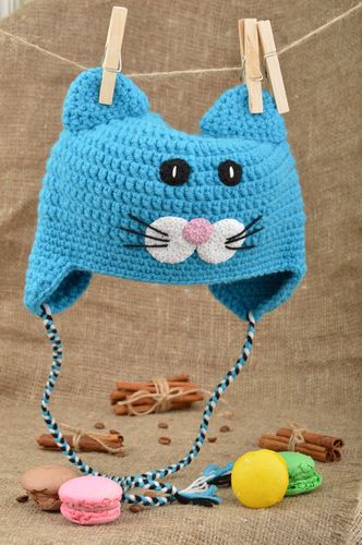 Gehäkelte Mütze mit Katzenmotiv blau handmade Accessoire für Kinder - MADEheart.com