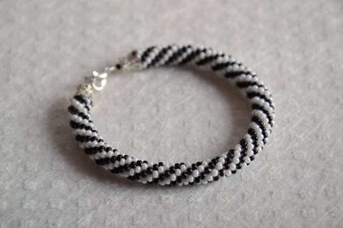 Bracelet en perles de rocaille tchèques blanc-noir fait main pour femme - MADEheart.com