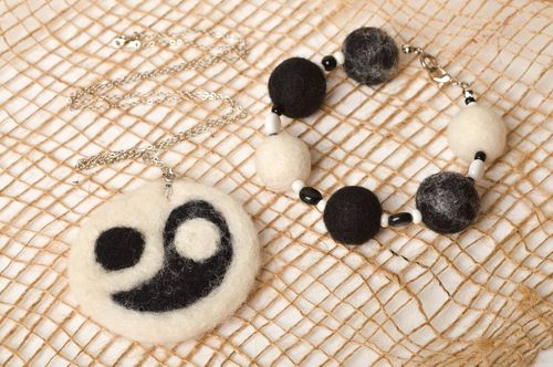 Ciondolo e braccialetto fatti a mano accessori in feltro bigiotteria in lana - MADEheart.com