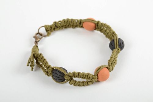 Тонкий плетеный браслет с бусинами из глины зеленый аксессуар ручной работы - MADEheart.com
