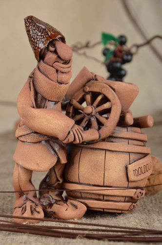 Keramische nicht große schöne handmade Figurine aus Ton in Braun für Interieur  - MADEheart.com