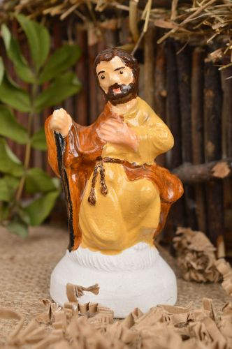 Figura de yeso hecha a mano figurita de belén decoración navideña José - MADEheart.com