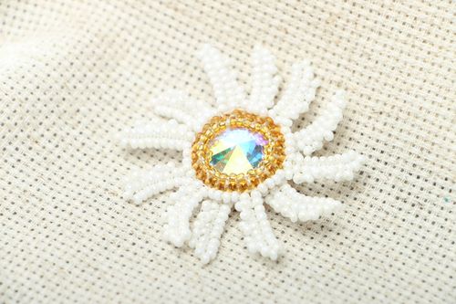 Broche marguerite en perles de rocaille tchèques  - MADEheart.com