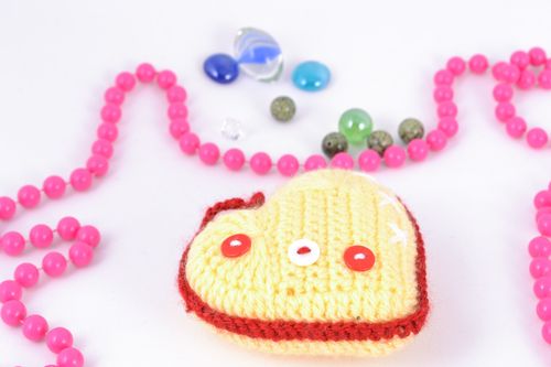 Juguete tejido Corazón con ojal - MADEheart.com