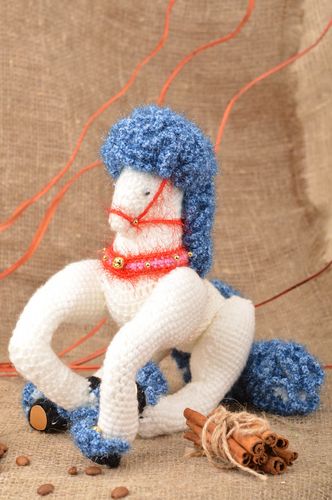 Joli jouet mou tricoté fait main en forme de cheval bleu blanc décoration - MADEheart.com