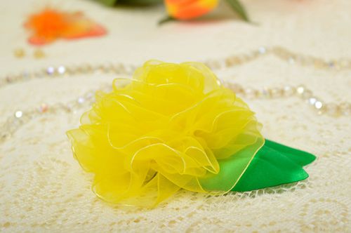 Broche de flor hecho a mano de organza accesorio para ropa bisutería de mujer  - MADEheart.com