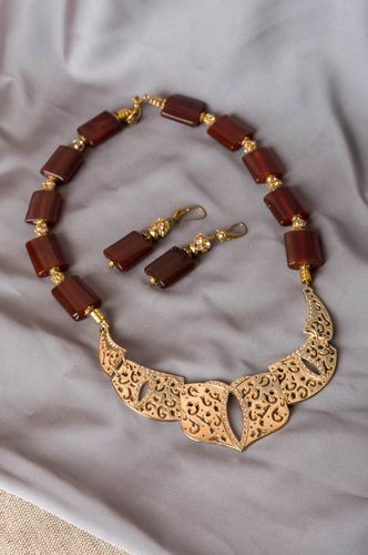 Ensemble de collier et boucles doreilles en agate et laiton fait main - MADEheart.com