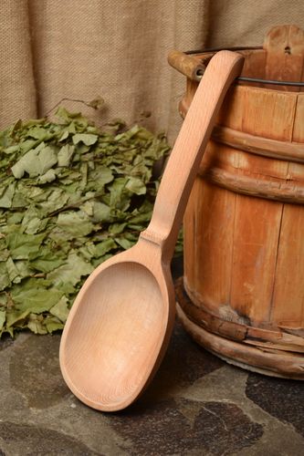 Cucharón de madera artesanal tallado de cocina con mango largo grande - MADEheart.com